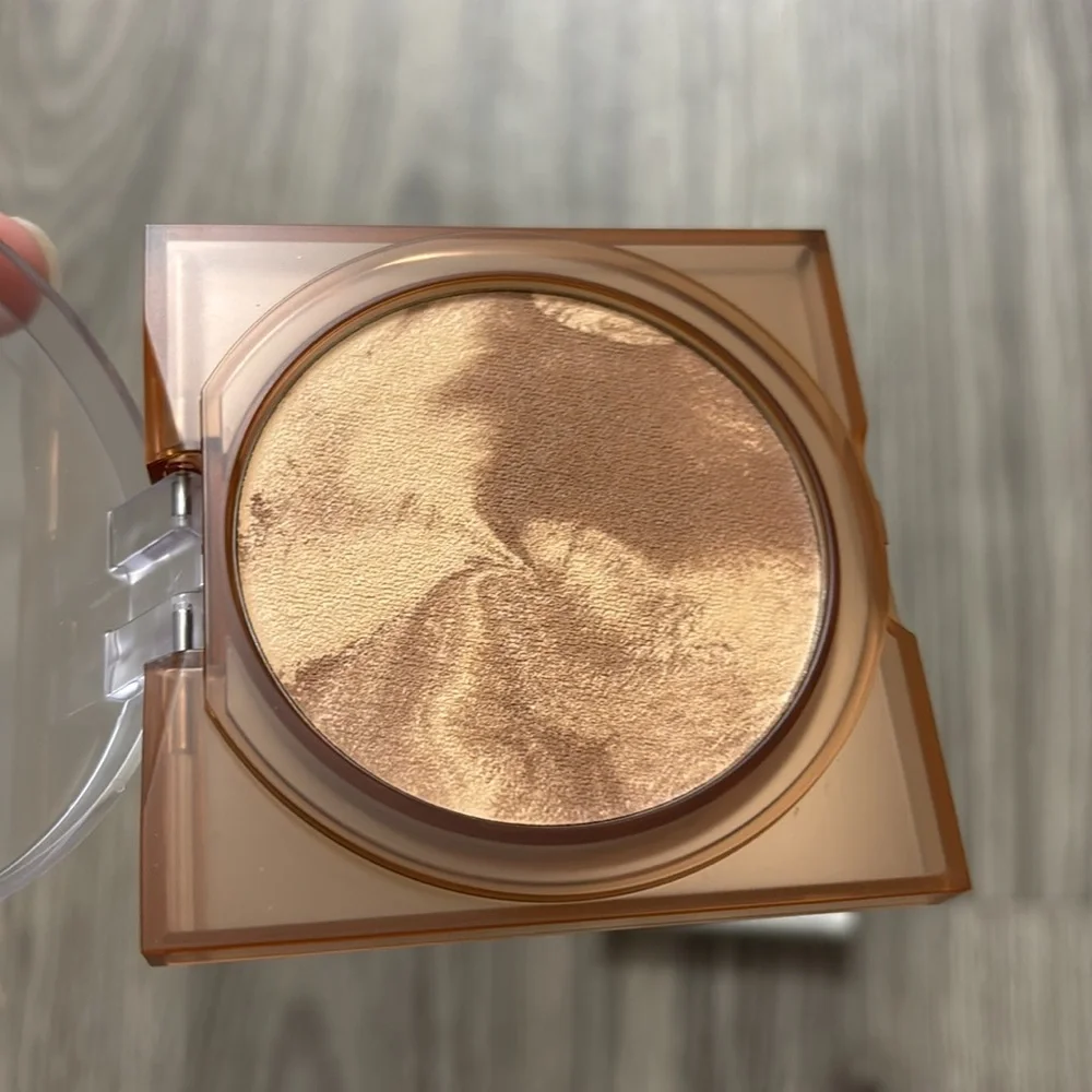 Huda Beauty Glowish Bronzer